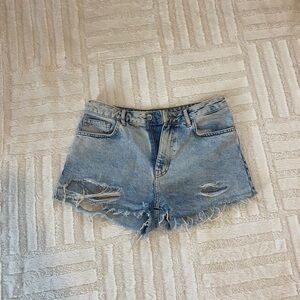 Forever 21 jean shorts 
Size: 27